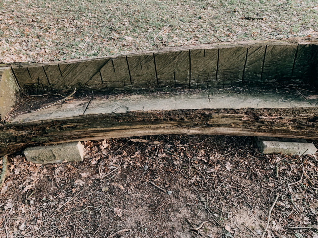Alte Holzbank im Wald